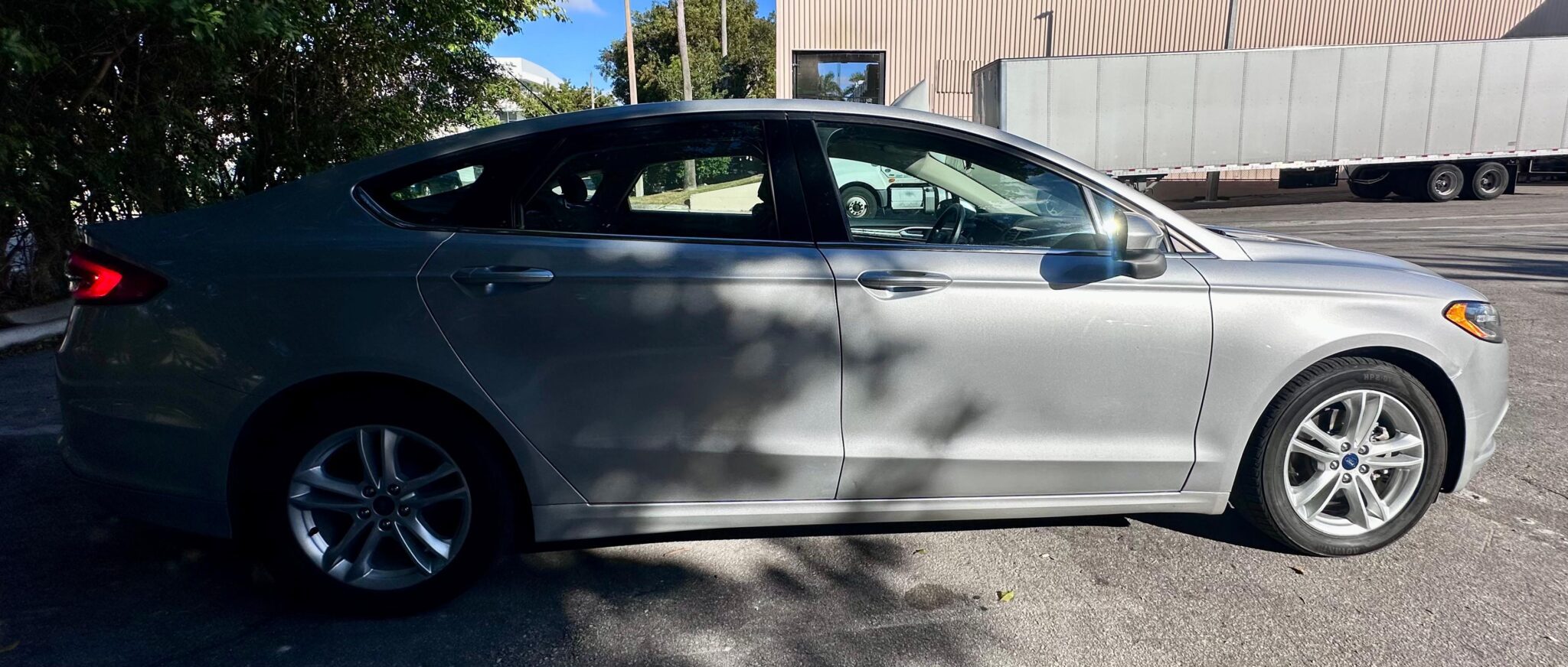 2018 Ford Fusion SE photo 2