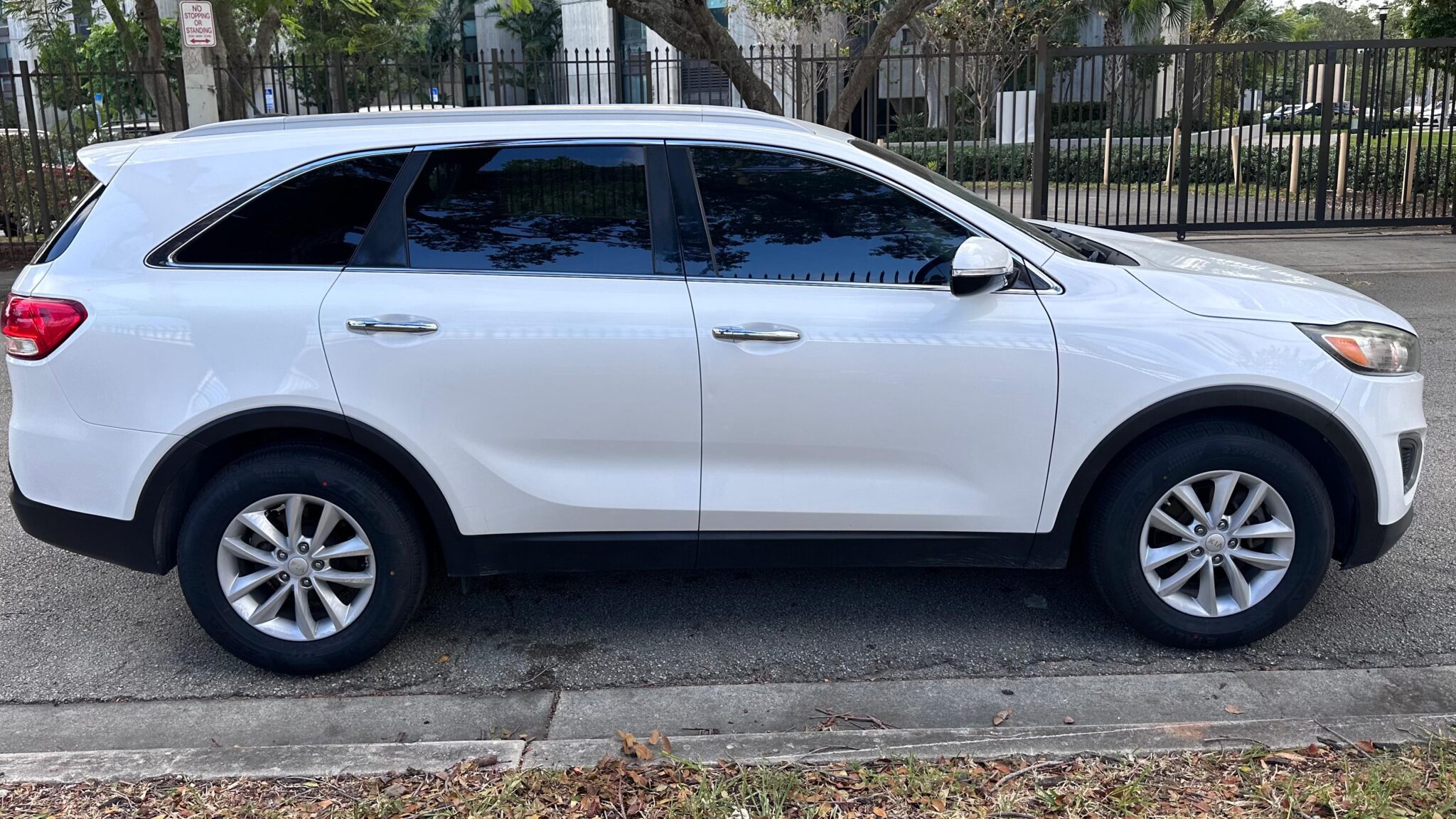 2017 Kia Sorento LX photo 2